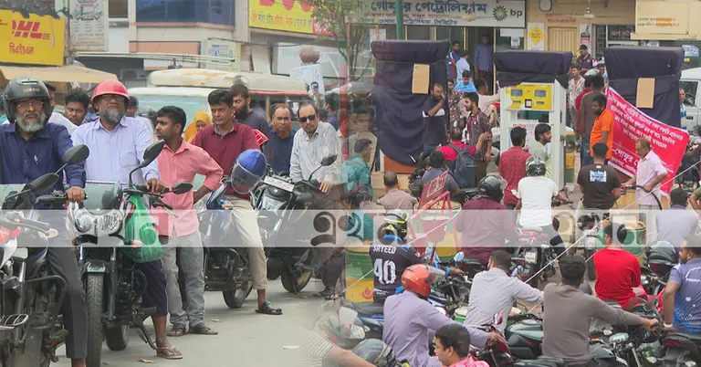 পাম্পে ও বাইরে বাইকারদের দীর্ঘ লাইন